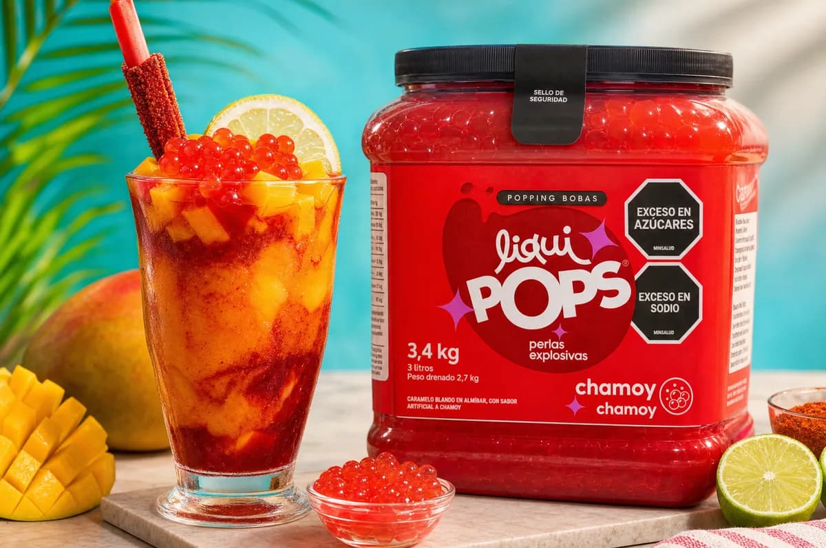 Cholado de mango con chamoy y perlas explosivas LiquiPops junto al bidón chamoy de 3,4 kg