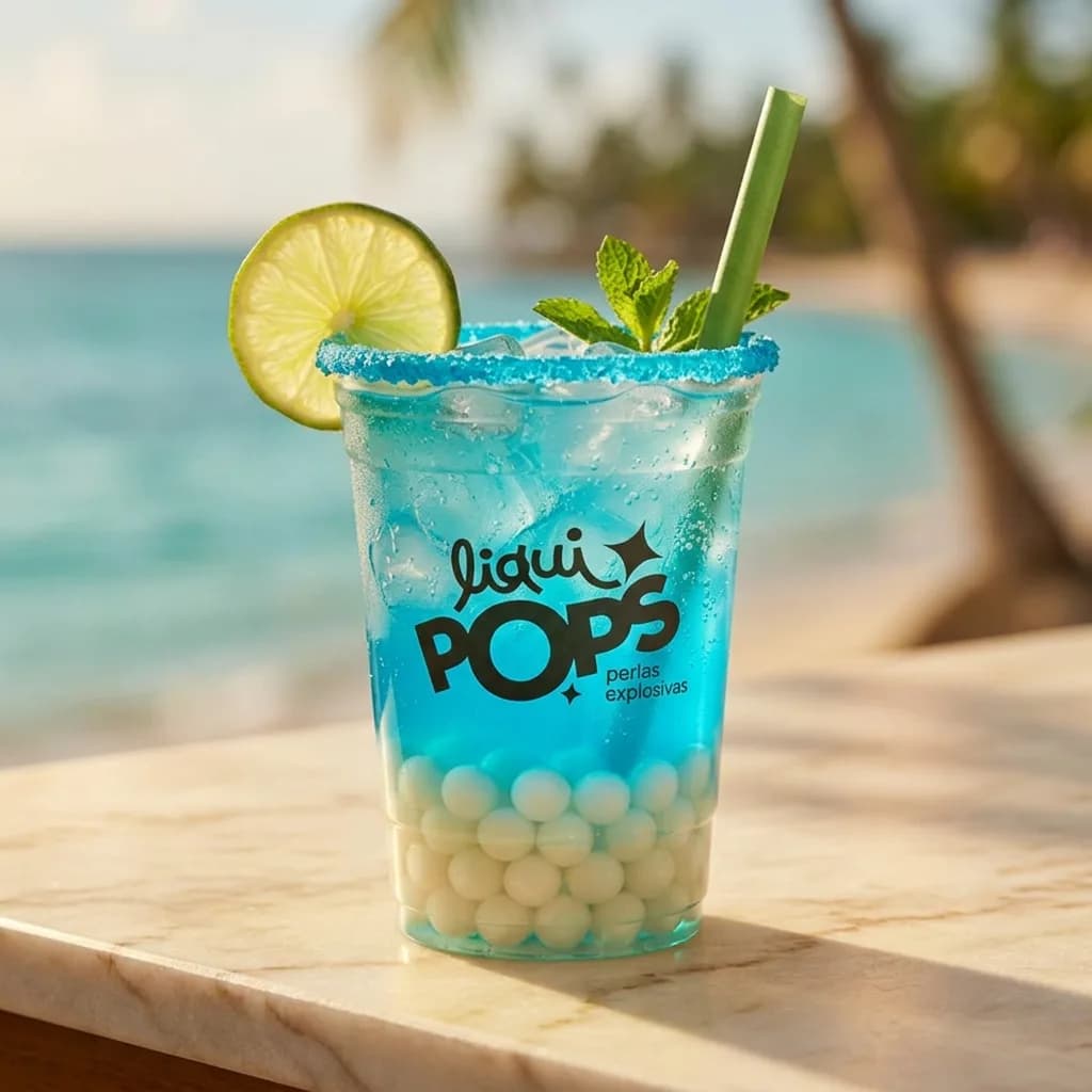 Soda loca azul con perlas explosivas de litchi LiquiPops, escarchado azul, limon y menta en la playa
