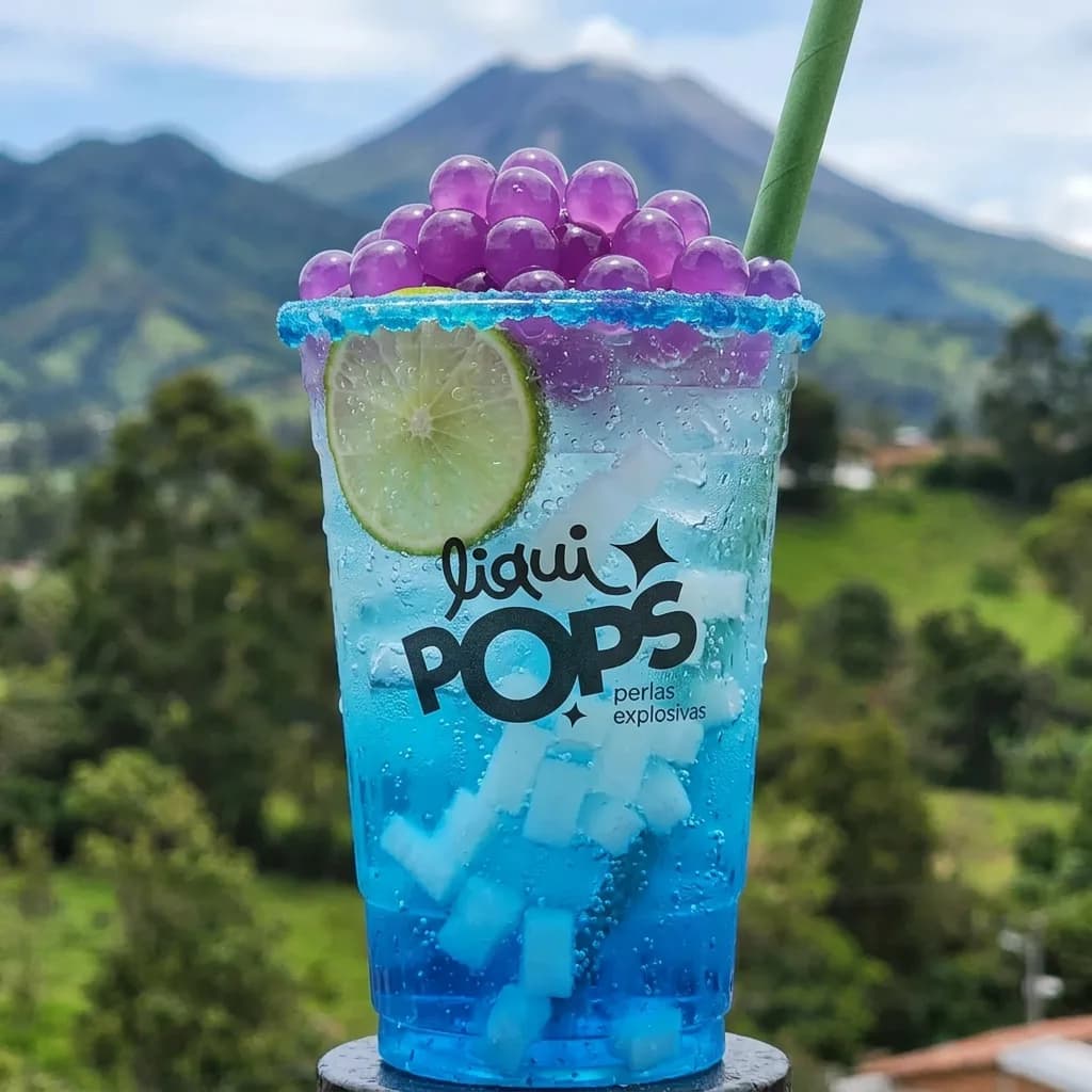 Soda loca azul con perlas explosivas de uva y cubos de coco LiquiPops, con montañas verdes de fondo