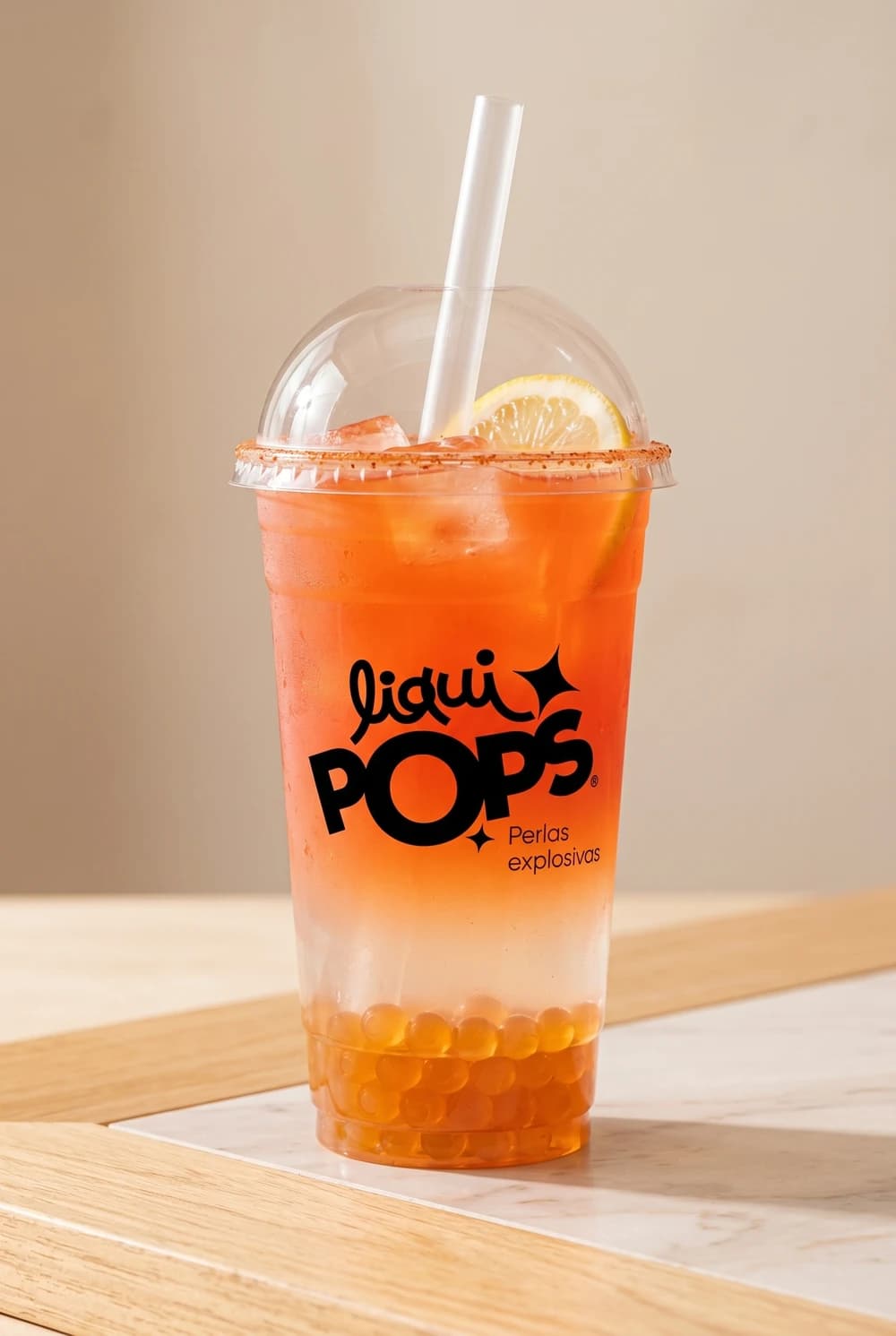 Limonada de chamoy color naranja con perlas explosivas LiquiPops y borde escarchado — vaso con rodaja de limon
