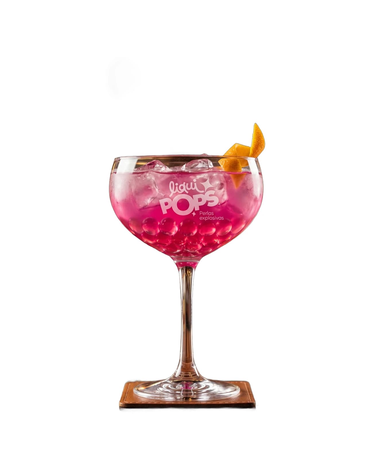 Cóctel cosmopolitan rosado con perlas explosivas fucsia LiquiPops y twist de naranja en copa sobre fondo blanco