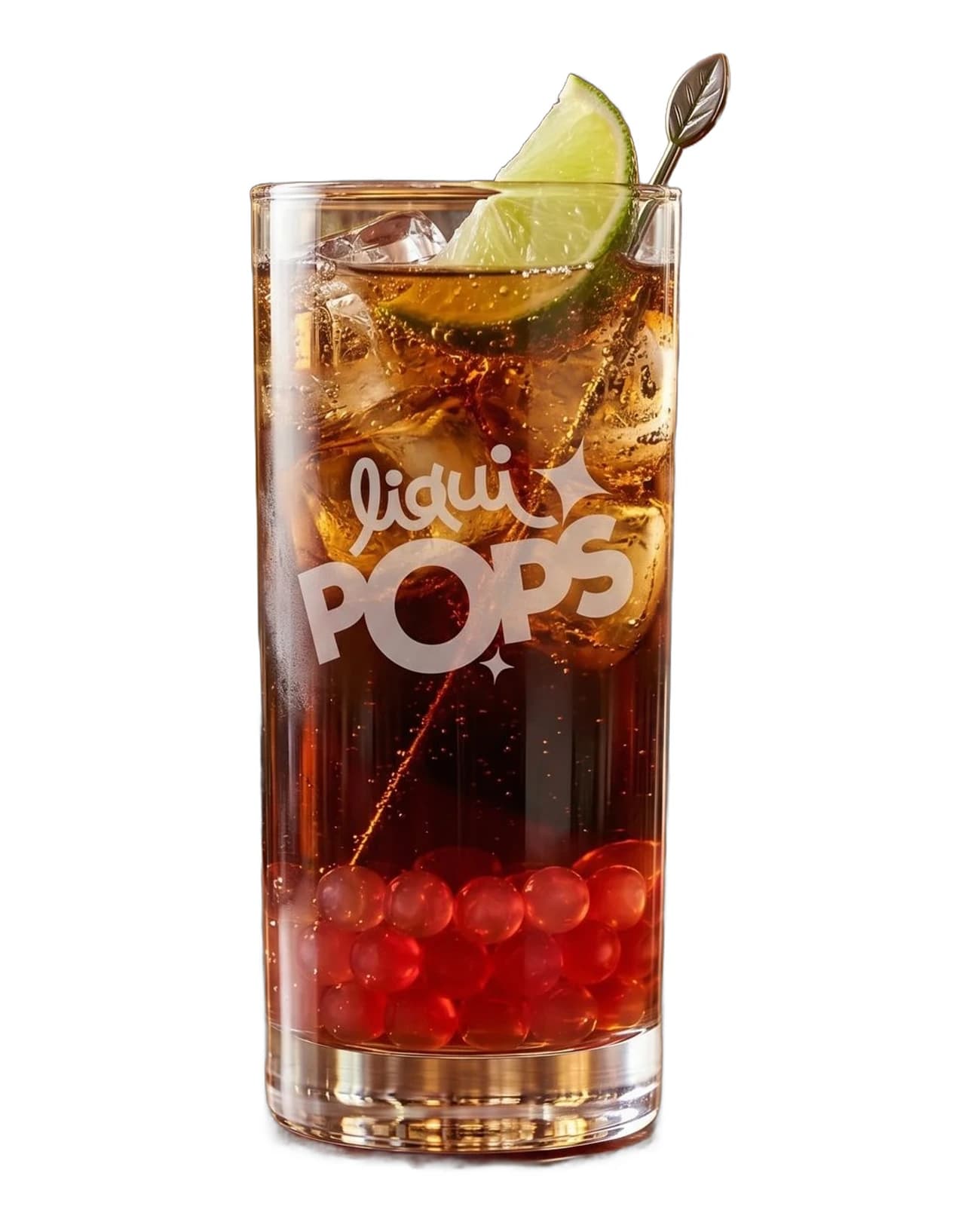 Cóctel cuba libre con perlas explosivas rojas LiquiPops y rodaja de lima en vaso alto sobre fondo blanco