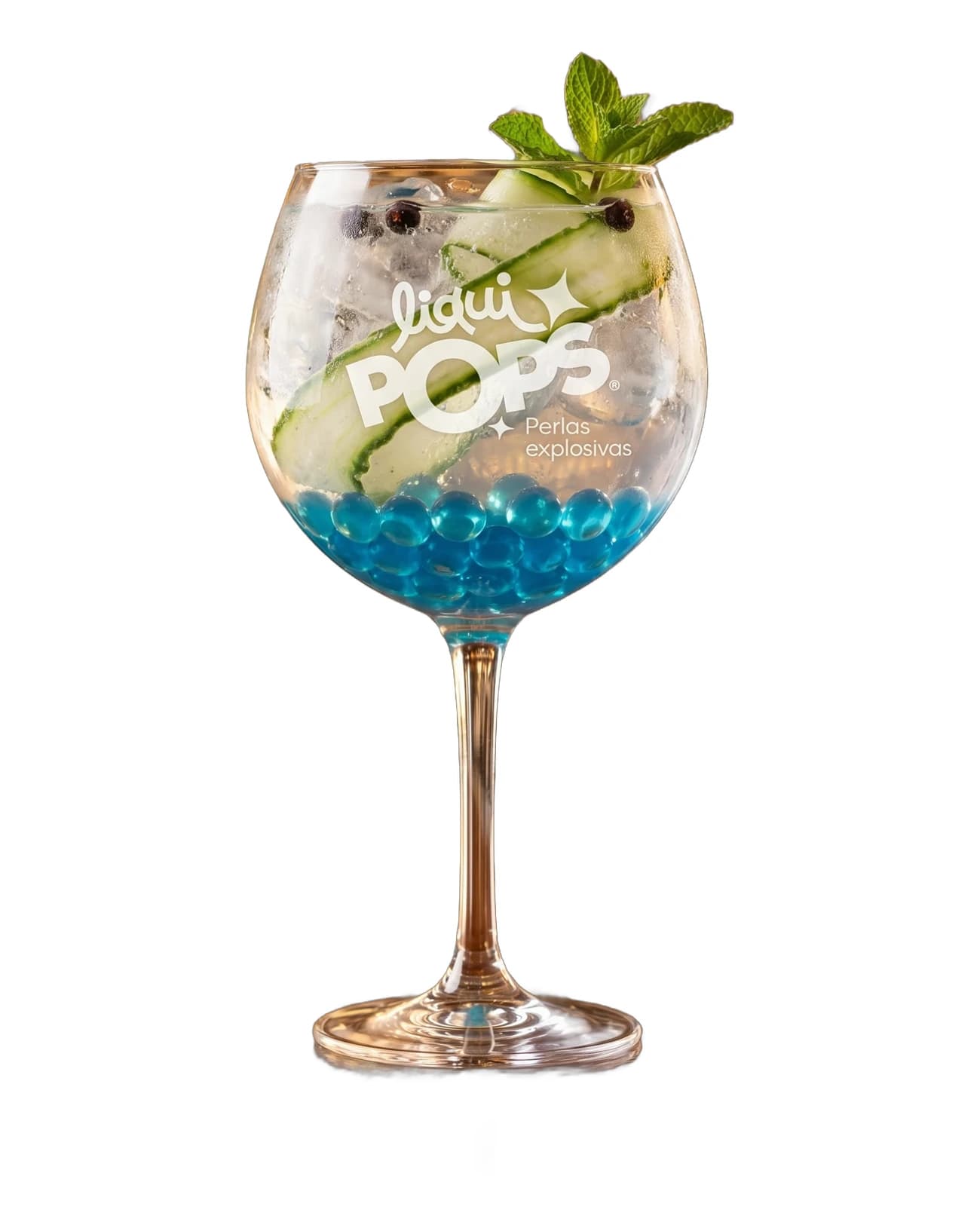 Cóctel gin tonic con pepino, menta y perlas explosivas LiquiPops azules — copa balón sobre fondo blanco