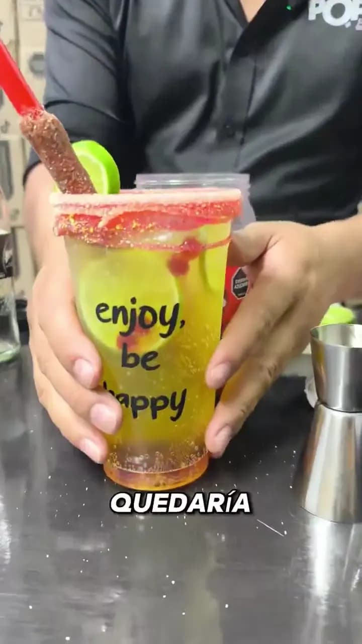 Michelada colombiana con vaso escarchado de chamoy, fruta y perlas explosivas