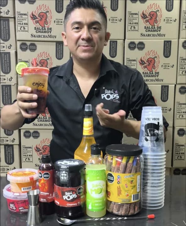 Kit de Sodas Mexicanas LiquiPops con 32 banderillas de tamarindo Mexipop, gel de chamoy, perlas explosivas, vasos y utensilios