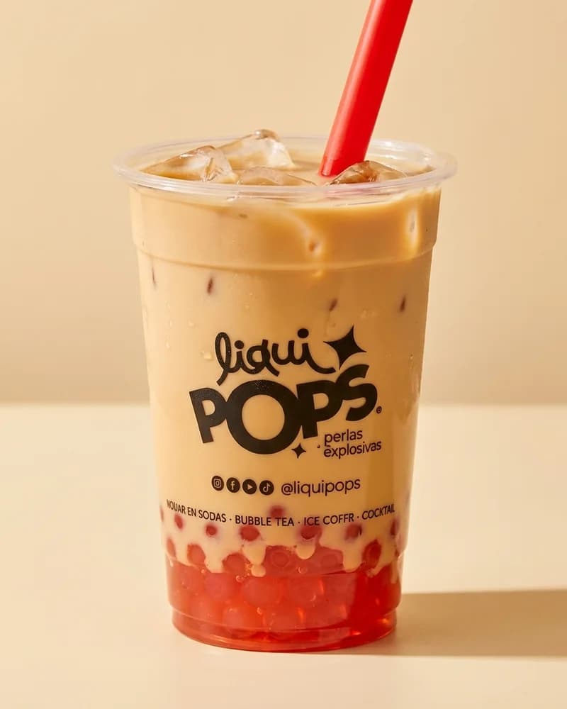 Bubble tea con leche en vaso LiquiPops con perlas explosivas de fresa en el fondo