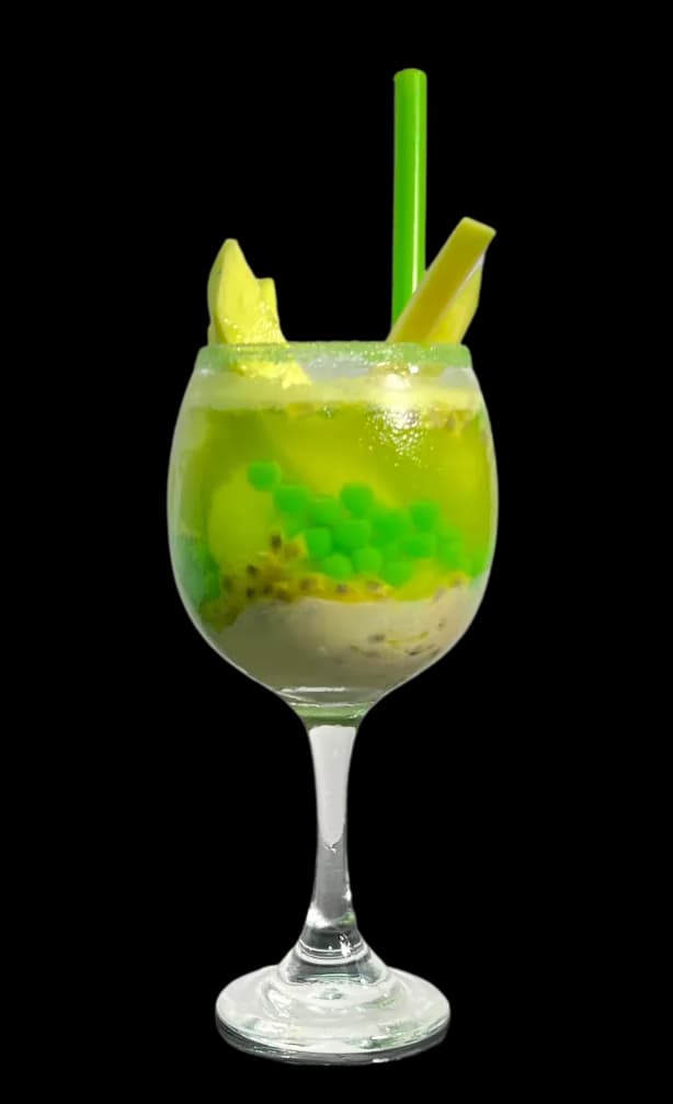 Cóctel con perlas explosivas LiquiPops en el fondo de la copa