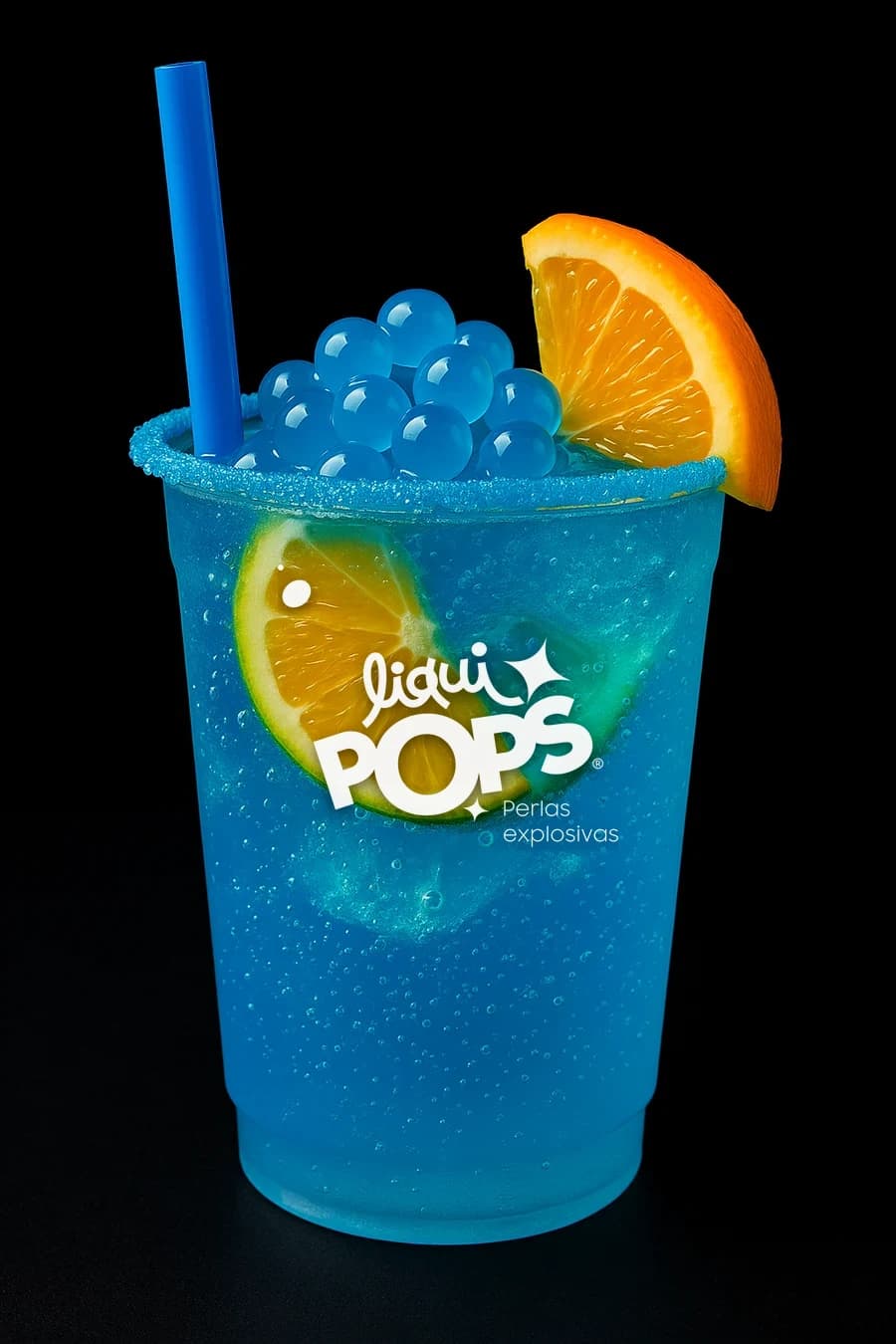 Soda azul de curazao con naranja, limon y perlas explosivas LiquiPops — vaso escarchado listo para servir