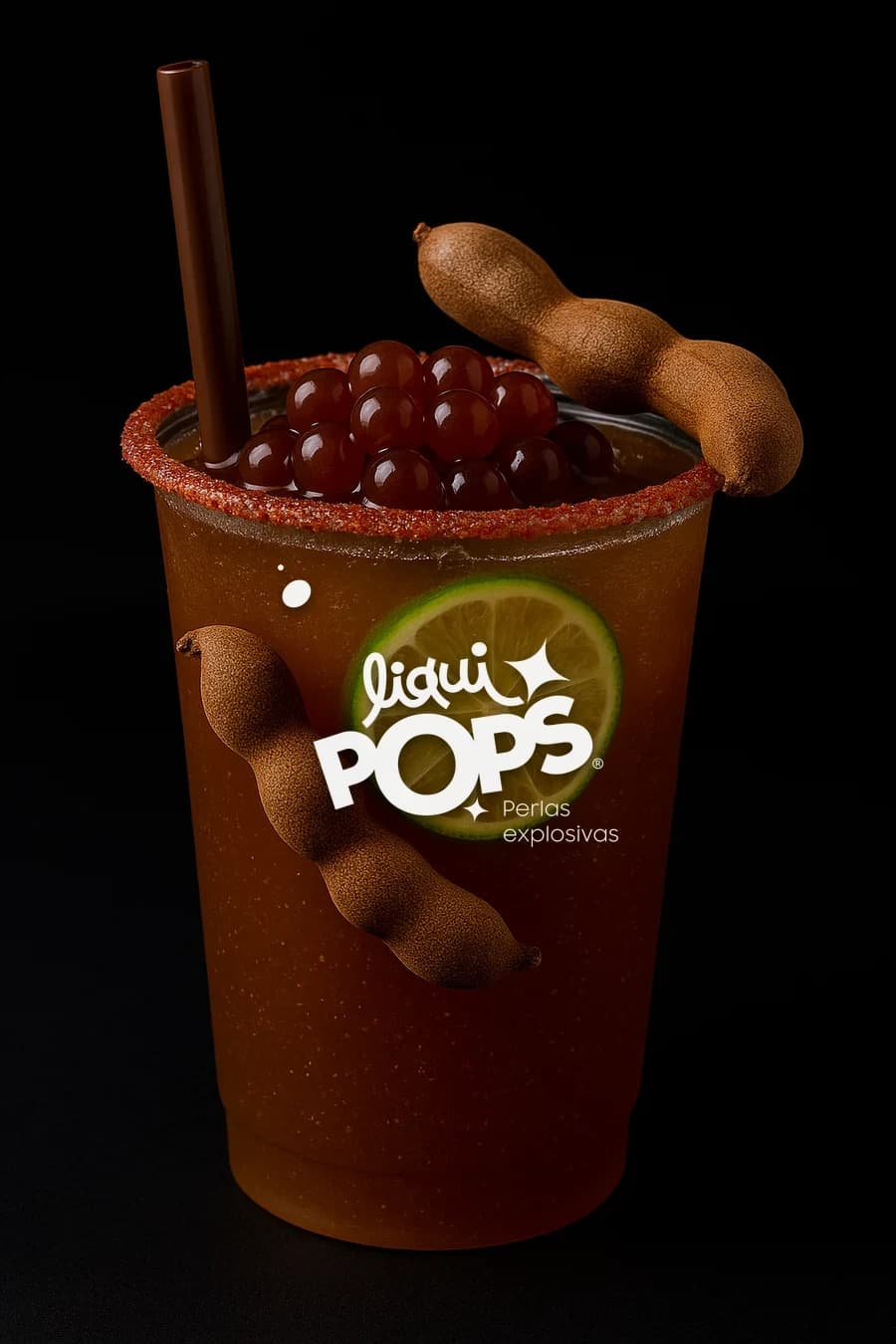 Soda michelada de tamarindo con borde escarchado y perlas explosivas LiquiPops — vaso con tamarindo y limón sobre fondo negro