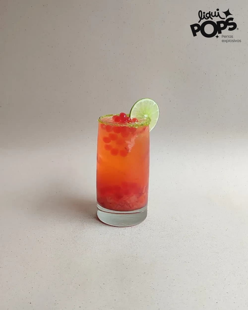 Coctel de fresa y aguardiente con perlas explosivas con perlas explosivas LiquiPops — 1 copa / vaso de coctel (~444 ml)