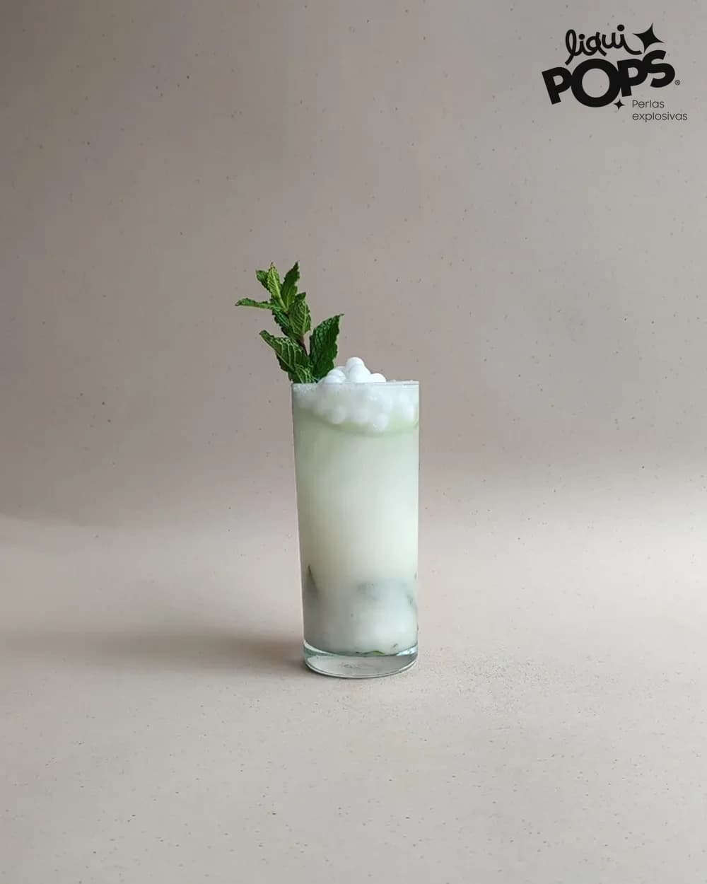 Mojito de coco con perlas explosivas con perlas explosivas LiquiPops — 1 vaso highball (~355 ml)