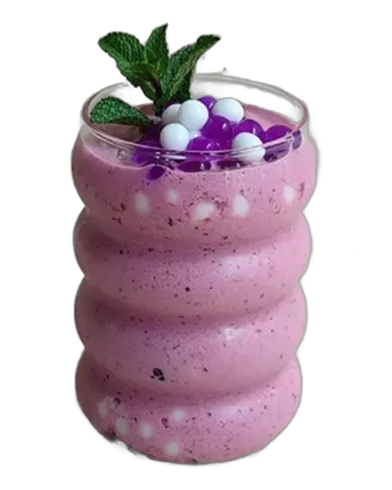 Smoothie de frutos rojos con perlas explosivas de uva LiquiPops y hierbabuena sobre fondo blanco