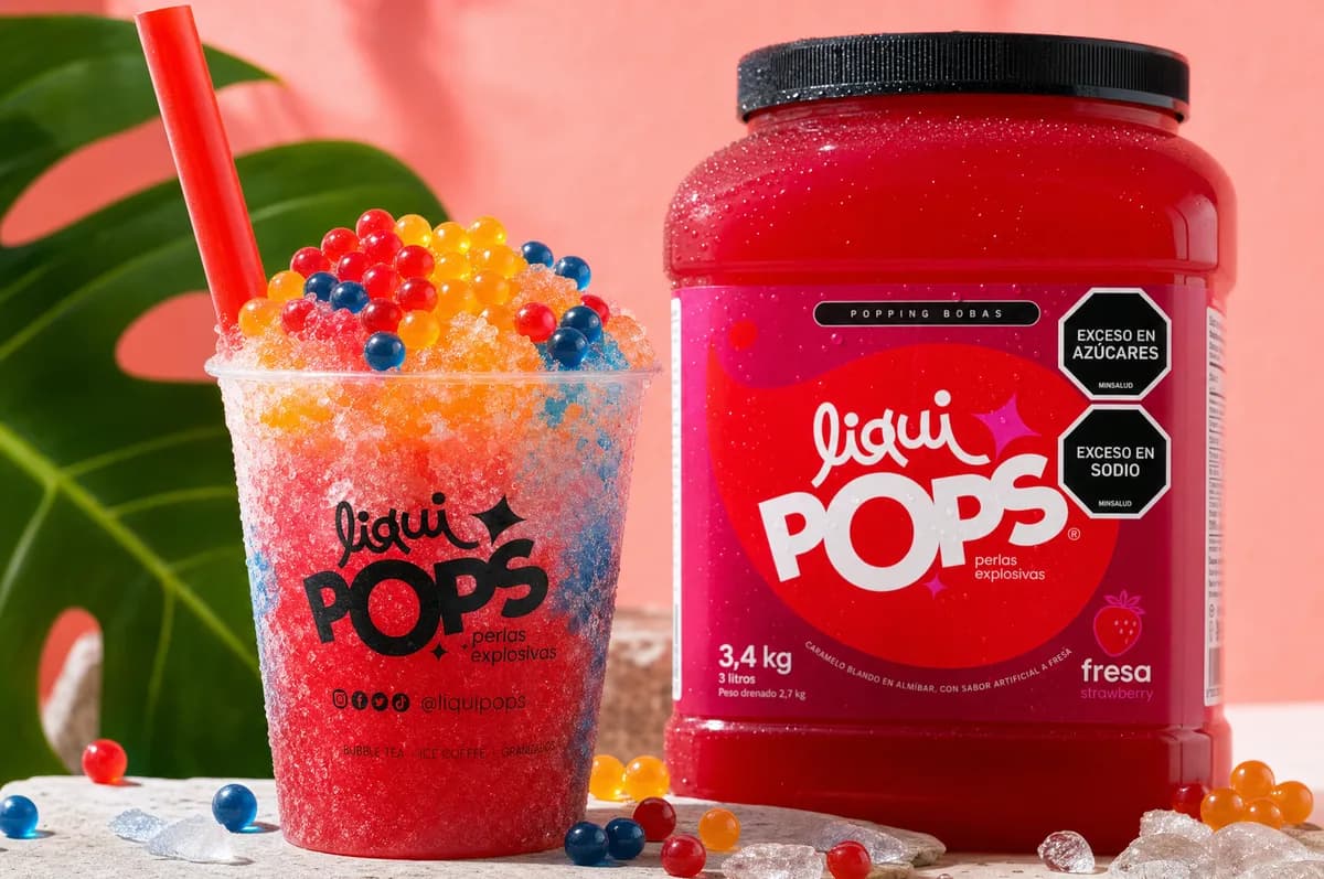 Coctel de frutos rojos en copa con perlas explosivas y mora, frambuesa y arandano LiquiPops — sobre barra clara