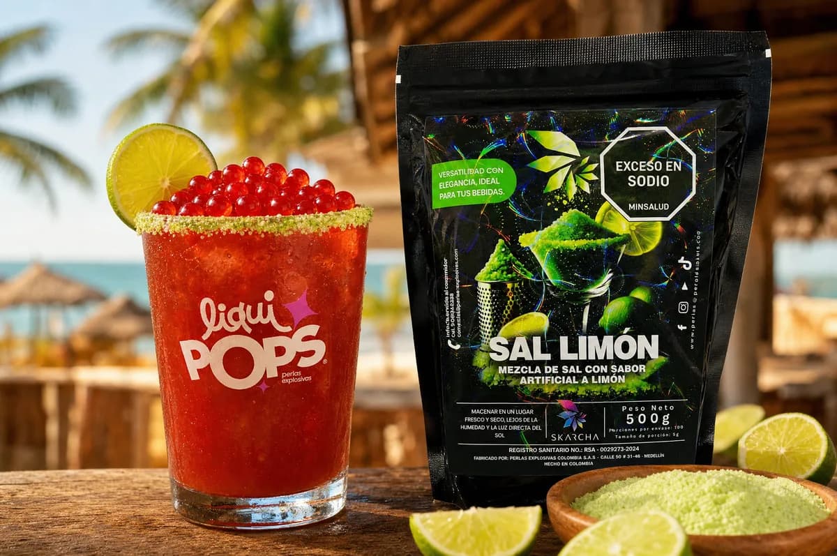 Michelada roja escarchada con perlas explosivas LiquiPops junto a escarchador Skarcha sal limón en una playa