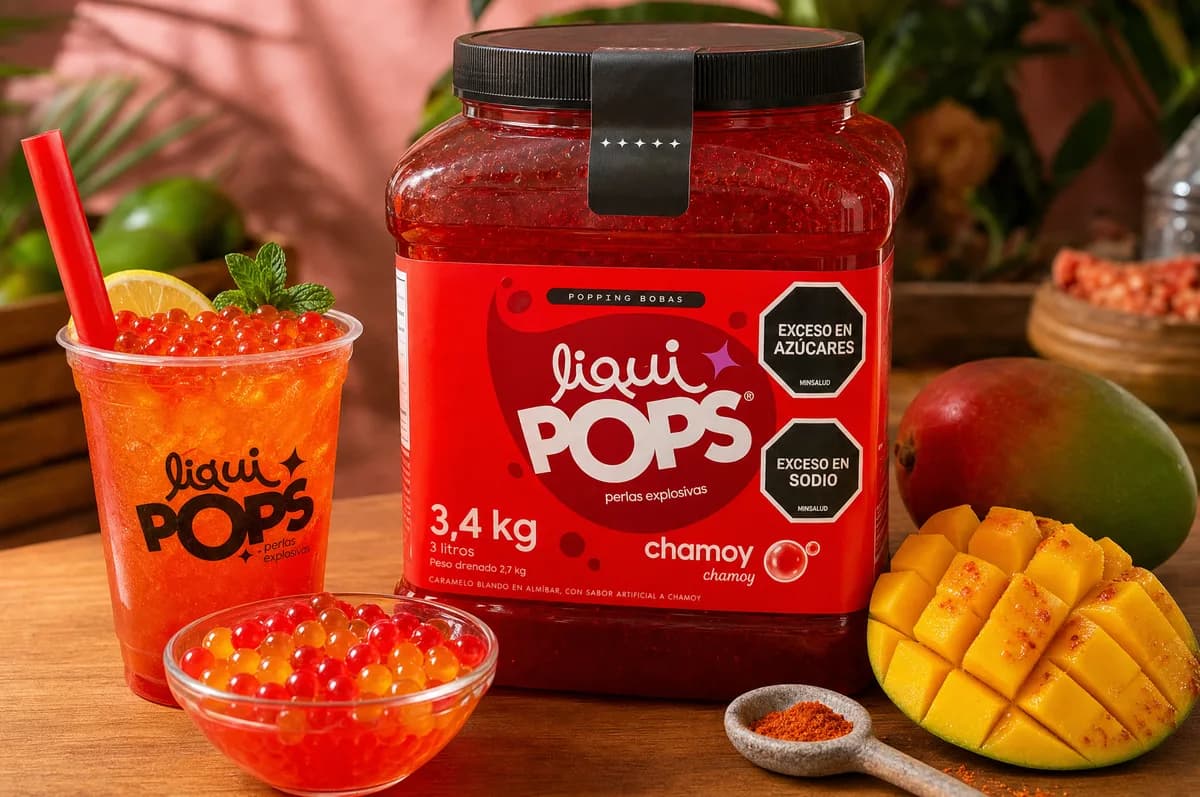 Bidón de perlas explosivas LiquiPops sabor chamoy de 3,4 kg con bebida de mango y perlas servidas
