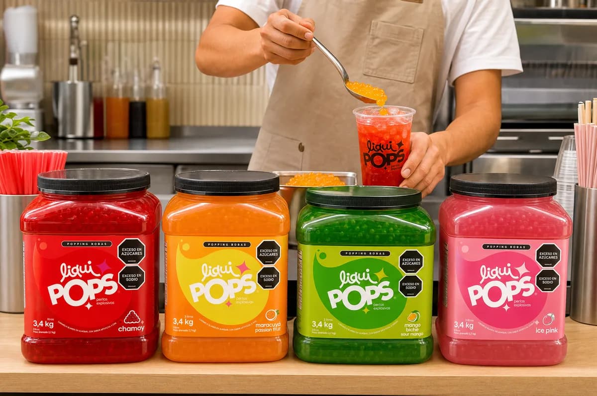 Cuatro bidones de perlas explosivas LiquiPops chamoy, maracuyá, mango biche e ice pink con barista emplatando