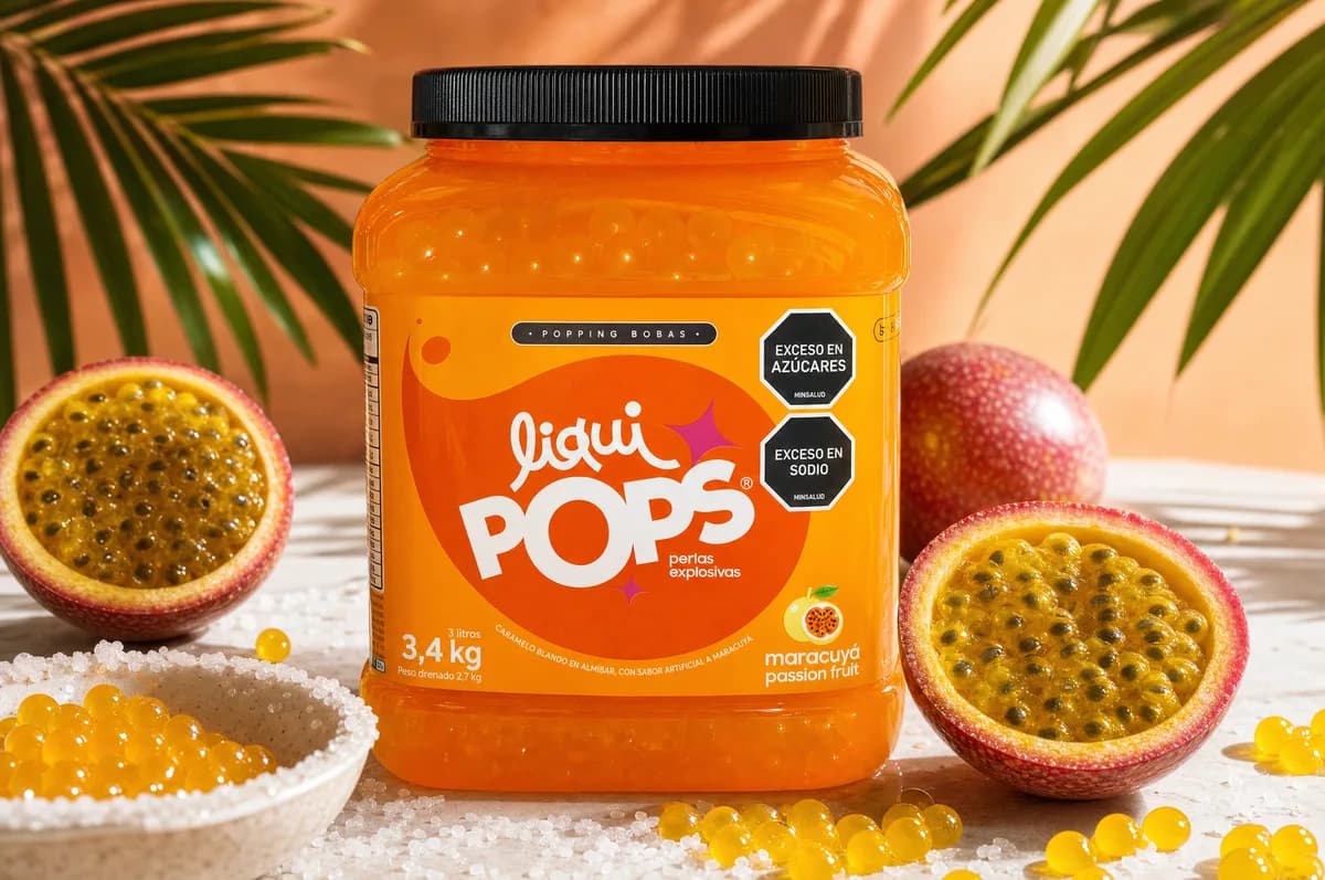 Tarro de perlas explosivas LiquiPops sabor maracuya con maracuyas frescas partidas alrededor