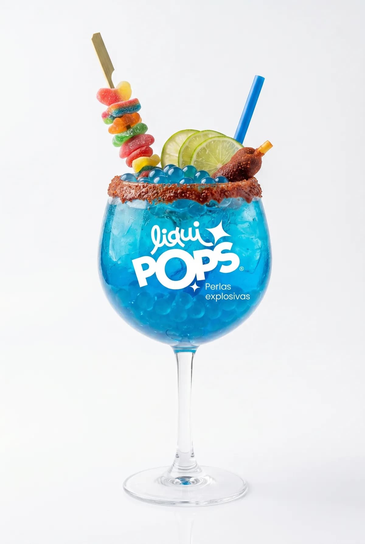 Soda loca azul tipo curazao con perlas explosivas LiquiPops — copa con escarcha de chamoy, limón, pasador de gomitas y tamarindo
