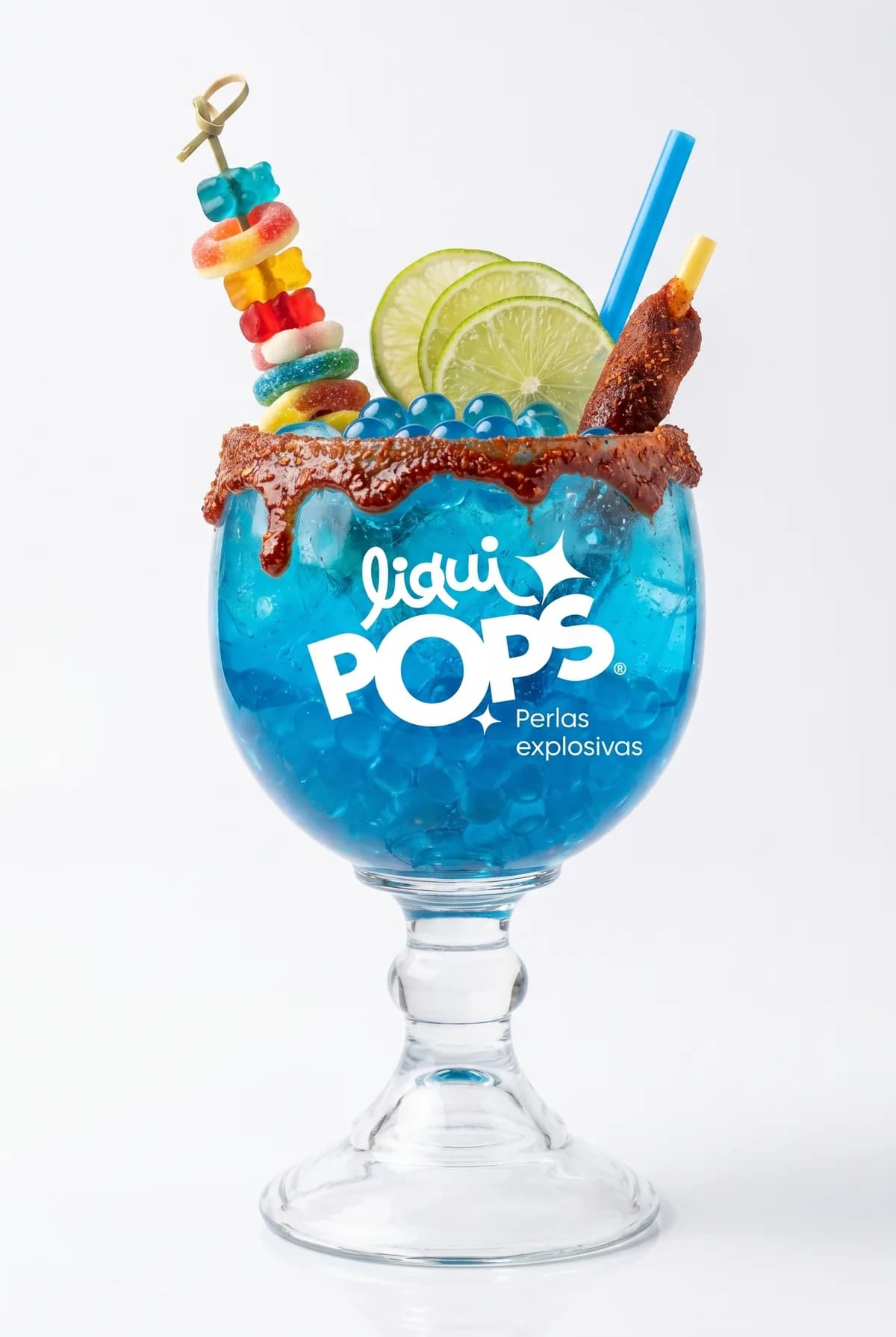 Soda loca azul con perlas explosivas LiquiPops — copa con escarcha de chamoy escurrida, limón, tamarindo y pasador de gomitas