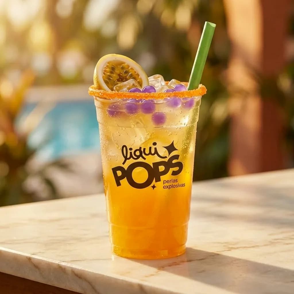 Soda loca fucsia con perlas explosivas LiquiPops sabor curazao azul, escarcha rosa y limon — jardin tropical con luz dorada