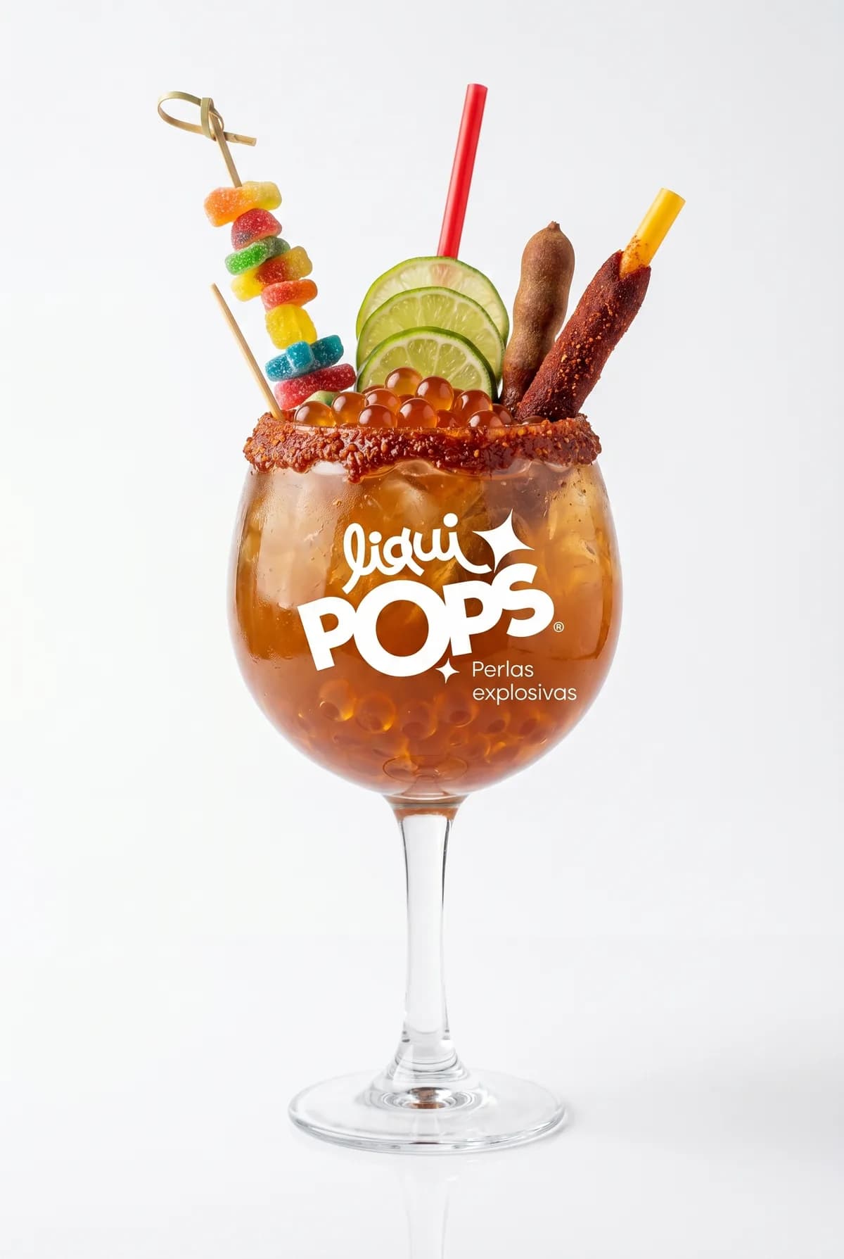 Soda loca de tamarindo con perlas explosivas LiquiPops, escarche de chamoy, limon y gomitas en copa