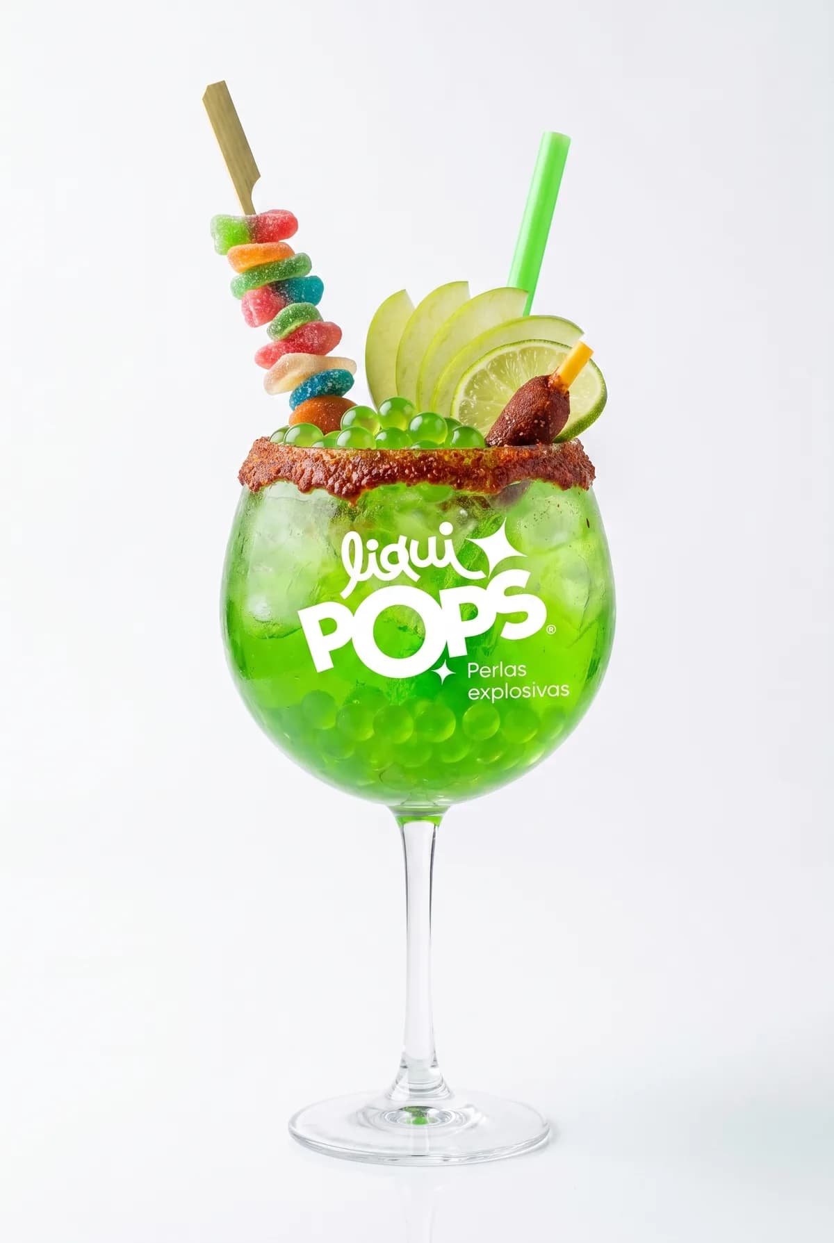 Soda loca verde de manzana y limón con perlas explosivas LiquiPops — copa con escarcha de chamoy, manzana verde y gomitas