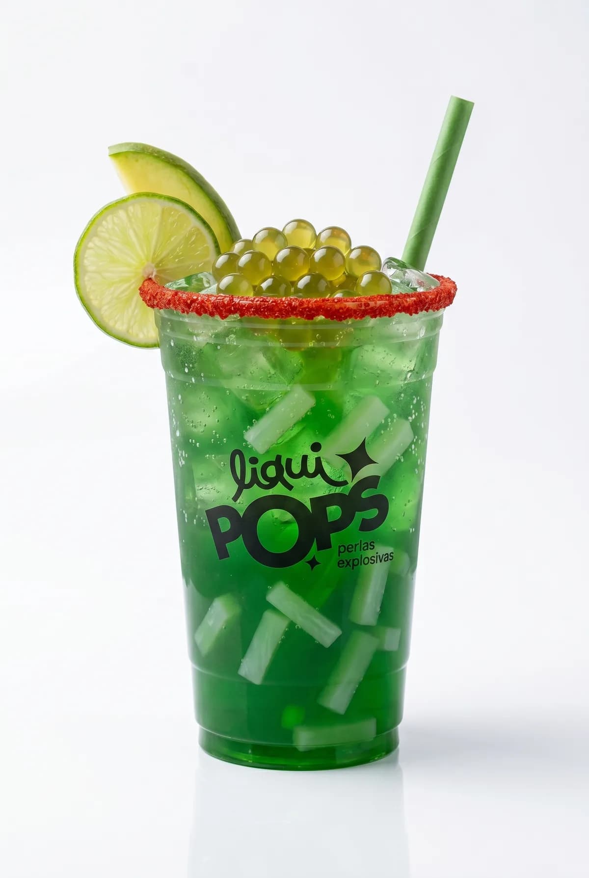 Soda de manzana verde con perlas explosivas verdes LiquiPops, jelly y escarchado rojo — vaso decorado con limon