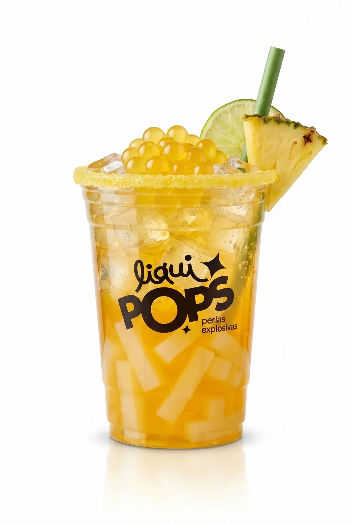 Soda de pina con perlas explosivas amarillas LiquiPops, trozos de jelly y escarchado dulce — vaso decorado con pina y limon