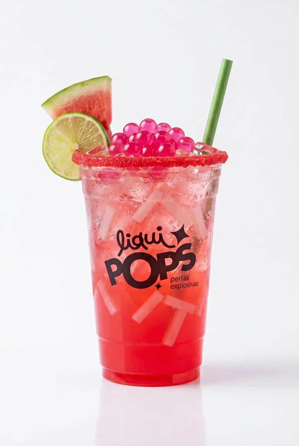 Soda de sandia con perlas explosivas fucsia LiquiPops, escarchado rojo y trozos de jelly — vaso decorado con sandia y limon