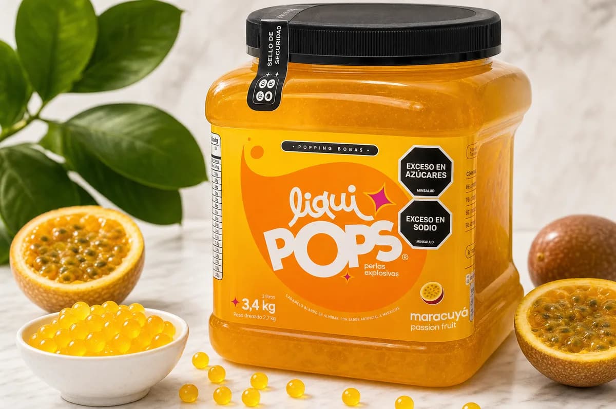 Tarro de perlas explosivas LiquiPops sabor maracuya de 3,4 kg con perlas amarillas en tazon y maracuyas frescas — popping boba de passion fruit