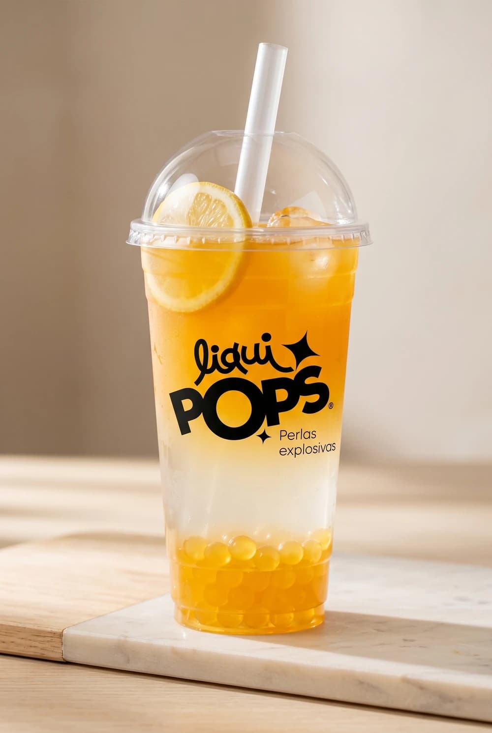 Limonada de maracuya naranja con perlas explosivas LiquiPops y rodaja de limon — bebida tropical