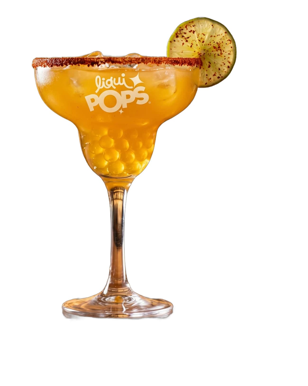 Cóctel margarita de mango con perlas explosivas LiquiPops amarillas, borde escarchado con chile y rodaja de limón — sobre fondo blanco