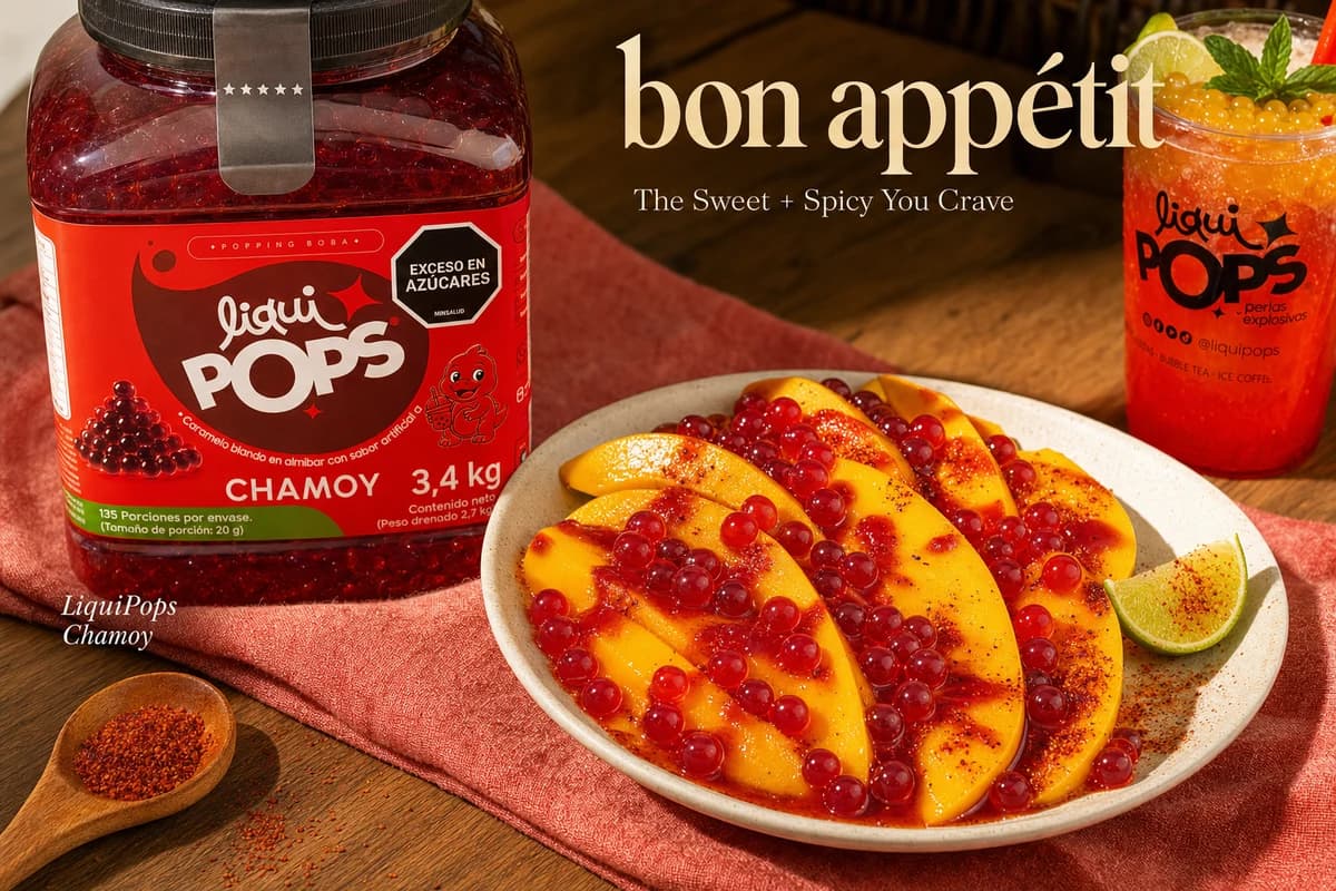 Tarro 3.4 kg de perlas explosivas LiquiPops sabor Chamoy junto a plato de mango con chamoy y bebida swicy — POPPING BOBA INTERNATIONAL S.A.S., INVIMA NSA:0019783-2025