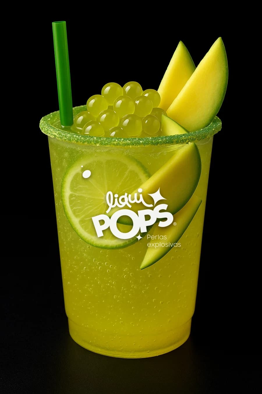 Soda de mango biche amarillo verdosa con perlas explosivas LiquiPops, tajadas de mango y limon en vaso escarchado