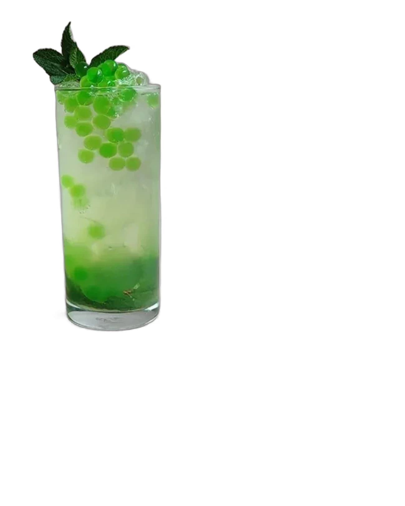 Soda de manzana verde con perlas explosivas verdes LiquiPops y hierbabuena sobre fondo blanco
