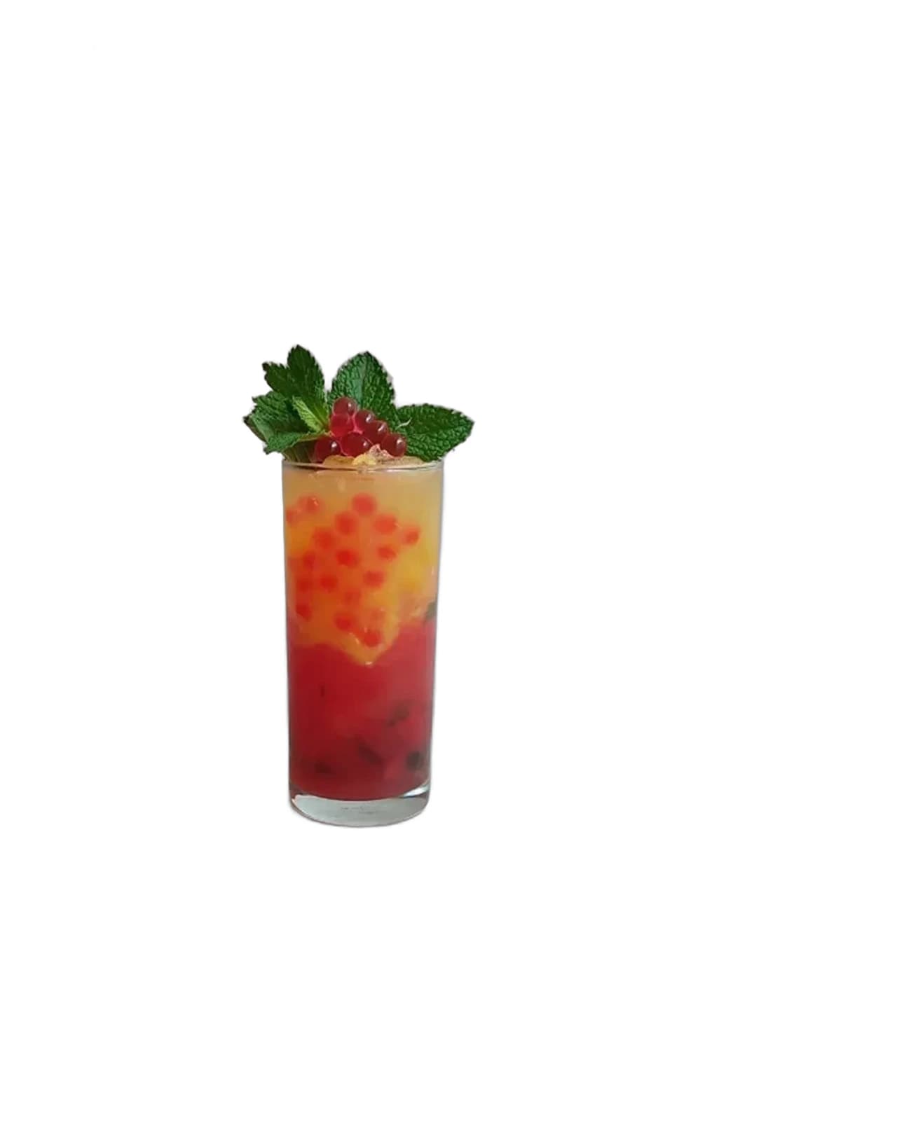 Soda de sandia y naranja en capas con perlas explosivas rojas LiquiPops, menta y grosellas — bebida de fruta sobre fondo blanco