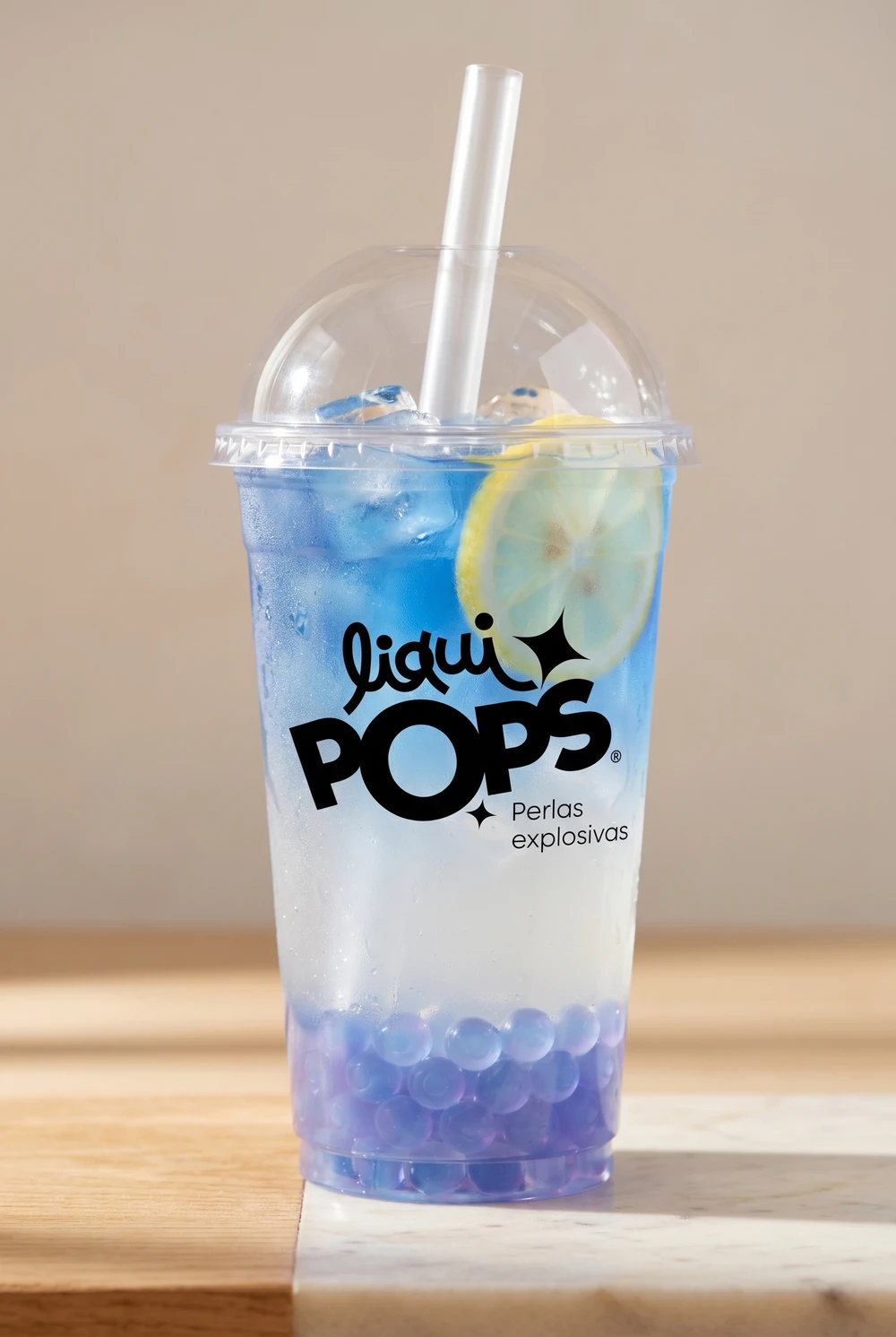 Limonada azul de flor de mariposa con perlas explosivas LiquiPops y rodaja de limón — vaso para llevar