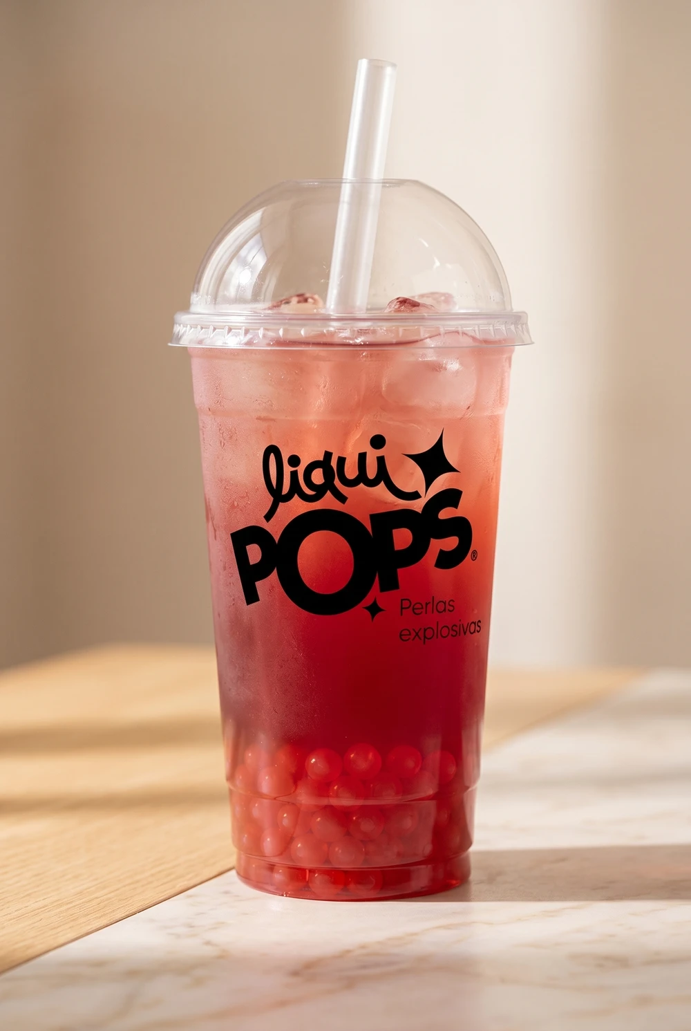 Limonada de tisana de frutos rojos con perlas explosivas LiquiPops — vaso para llevar con hielo