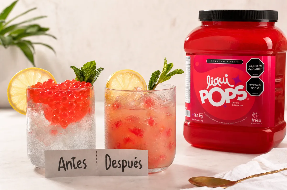 Comparativa antes y despues de una bebida con perlas explosivas LiquiPops sabor fresa junto al tarro de 3,4 kg