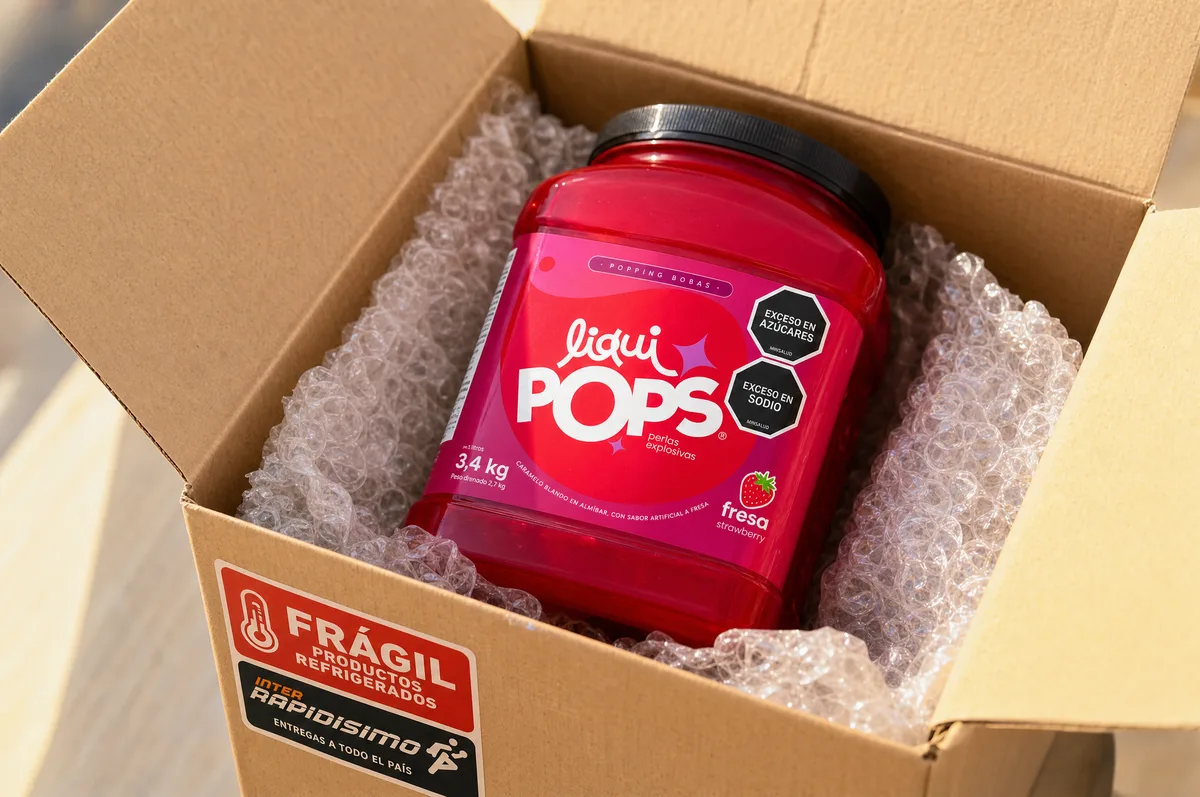 Frasco de perlas explosivas LiquiPops sabor fresa de 3,4 kg empacado en caja con burbuja para envío