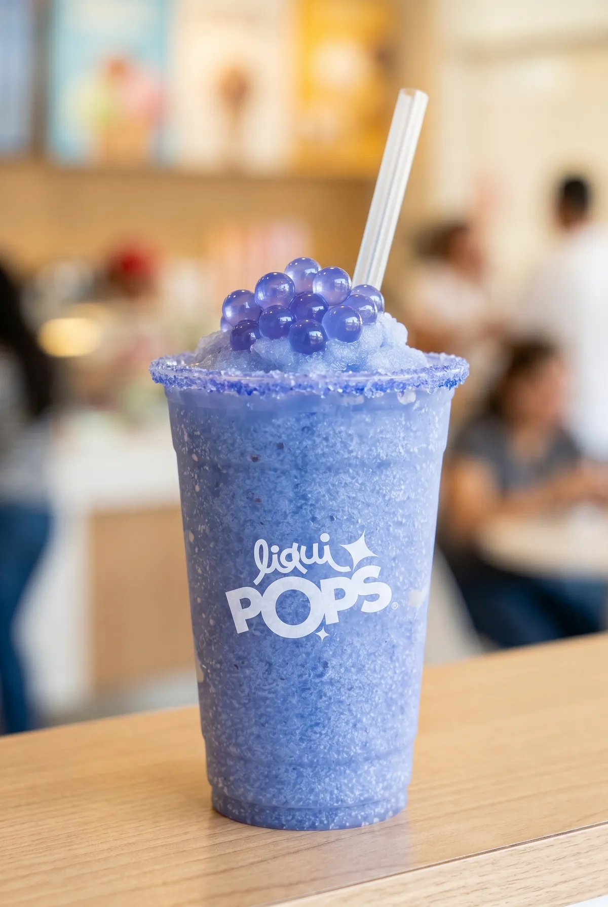 Granizado violeta de lavanda con escarchado y perlas explosivas moradas LiquiPops — vaso LiquiPOPS sobre mesa de madera