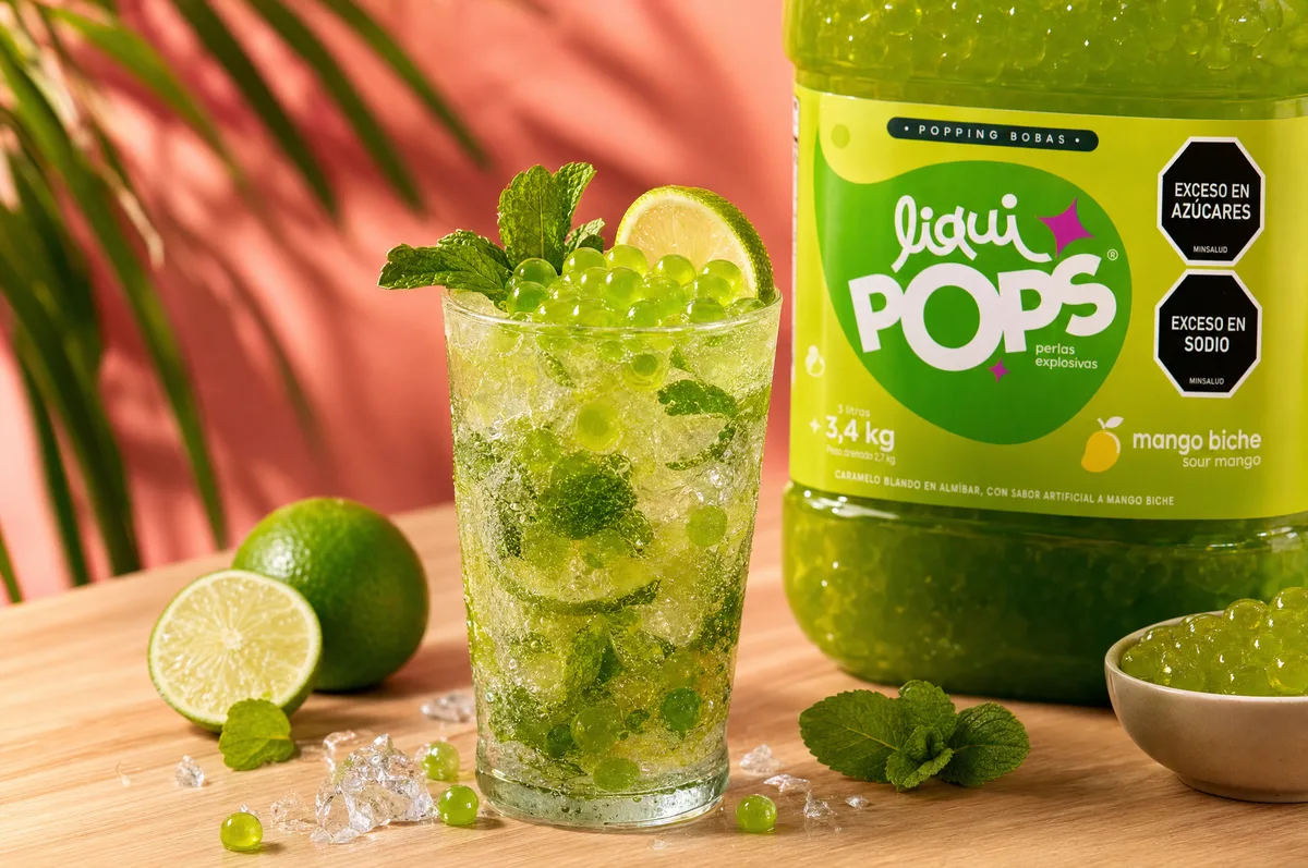 Granizado de mango biche con perlas explosivas LiquiPops verdes, hierbabuena y limón, junto al tarro de 3,4 kg