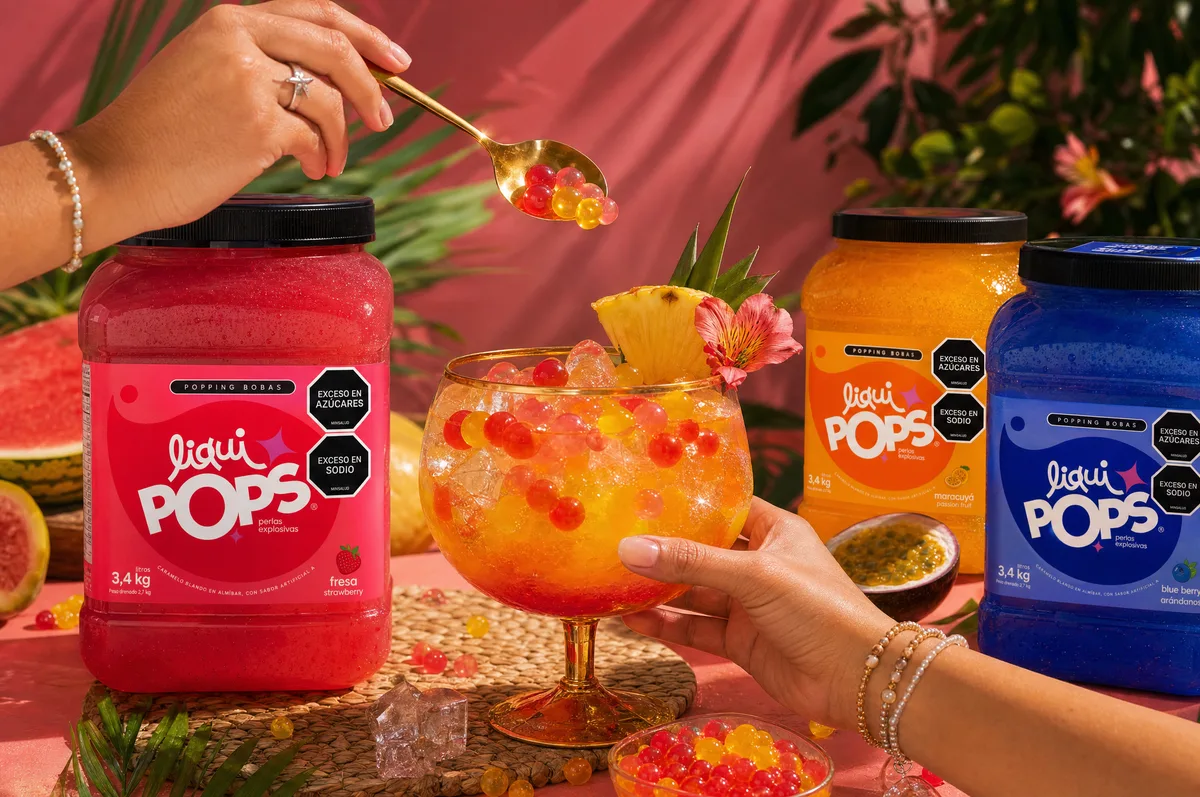Granizado tropical con perlas explosivas de colores LiquiPops en copa — escena vibrante con baldes de producto