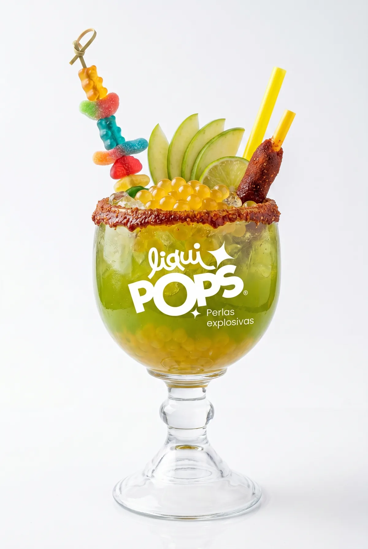 Michelada verde de manzana con perlas explosivas LiquiPops — copa con escarcha de chamoy, manzana verde, limón y gomitas