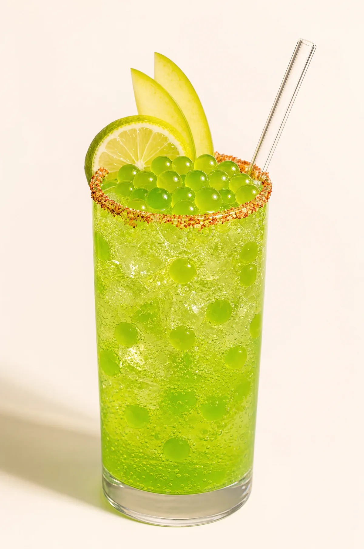 Michelada de manzana verde con perlas explosivas LiquiPops y escarcha de chile en el borde — vaso con limón y manzana