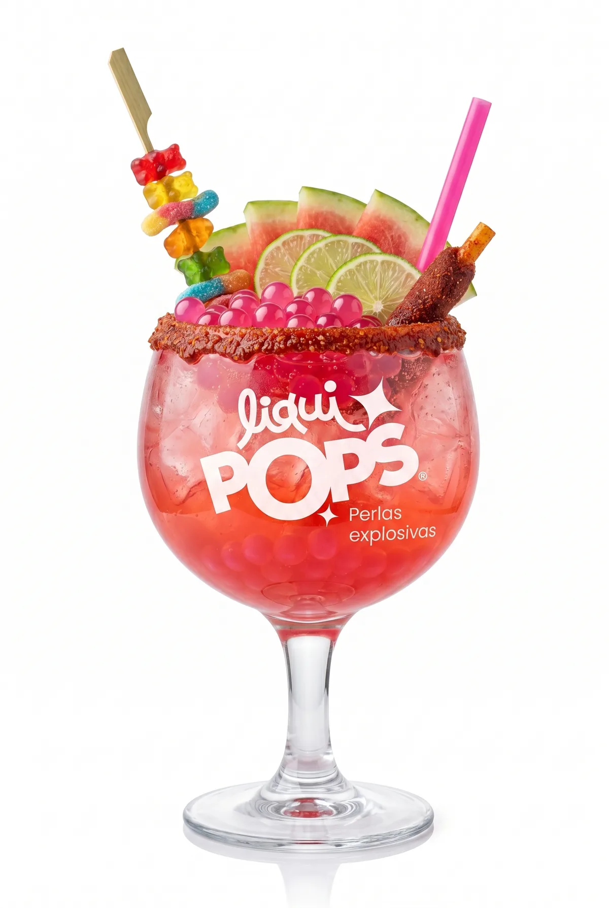Michelada rosada de sandía con perlas explosivas LiquiPops — copa con escarcha de chamoy, rodajas de sandía, limón y gomitas