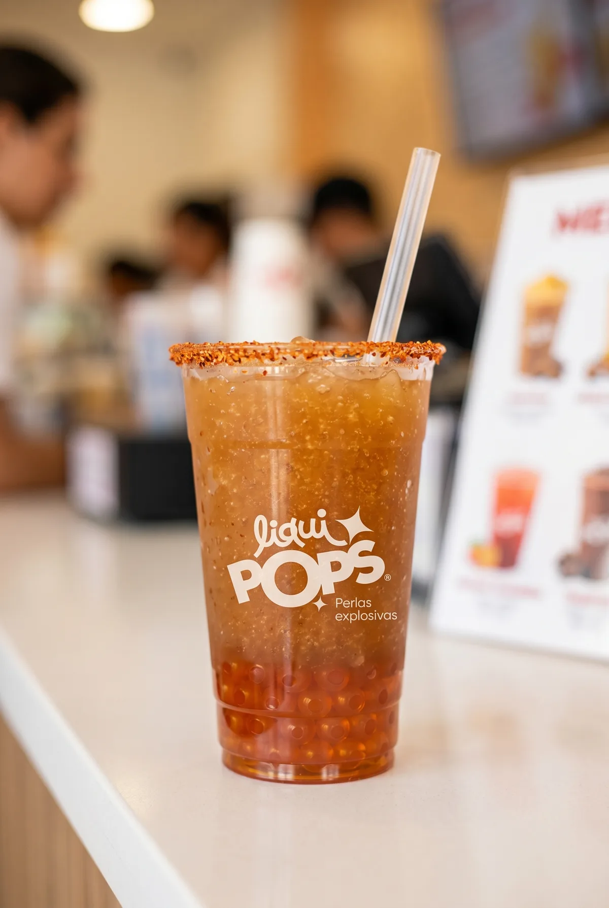 Michelada de tamarindo escarchada con chamoy y perlas explosivas LiquiPops — vaso en local