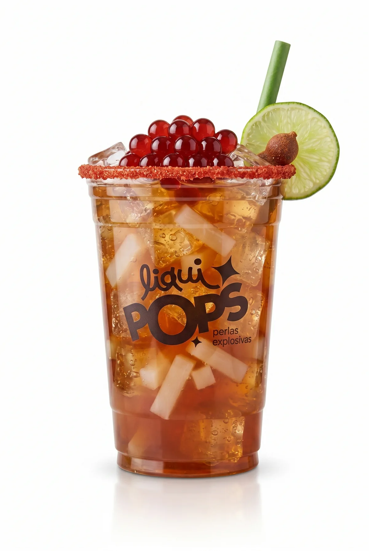 Michelada de tamarindo con perlas explosivas rojas LiquiPops, borde escarchado con chamoy y limon — vaso preparado al estilo mexicano