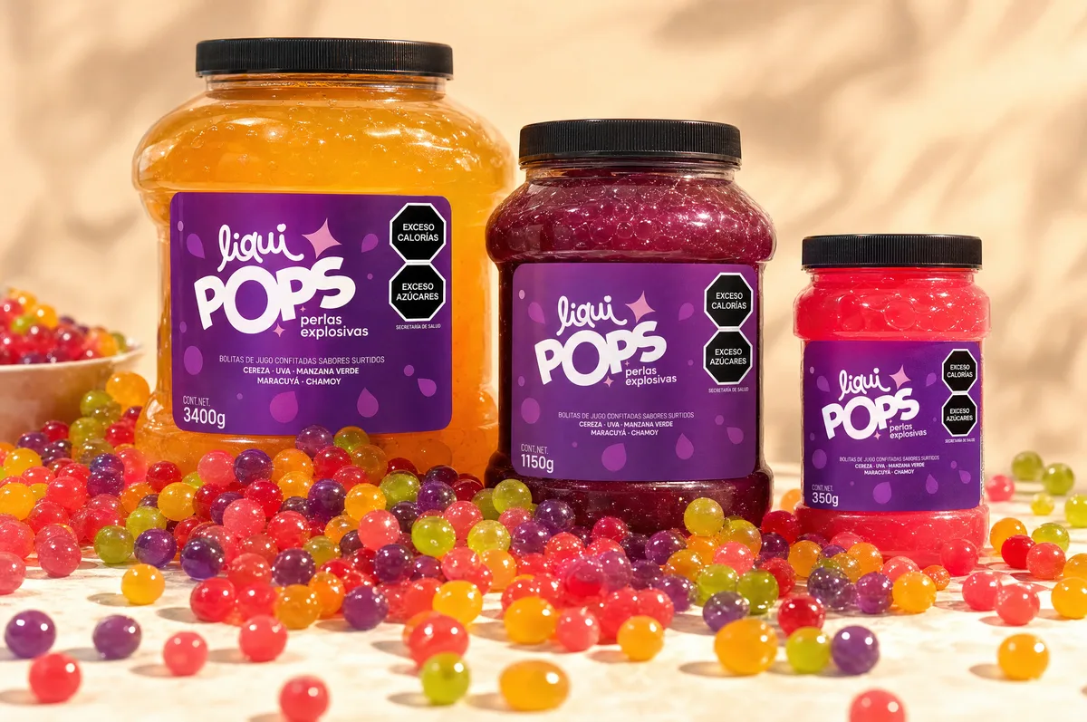 Tres frascos de perlas explosivas LiquiPops de 3400g, 1150g y 350g con perlas surtidas alrededor — presentaciones para tu negocio