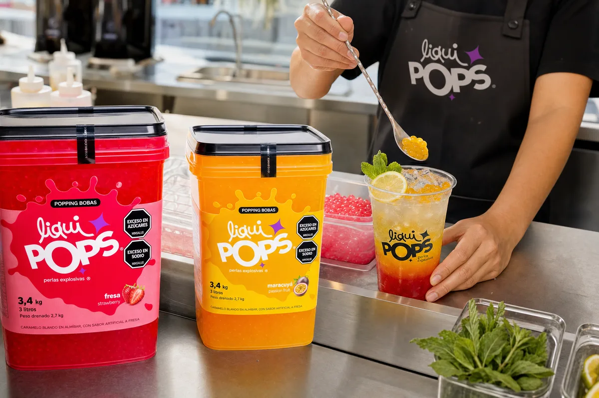 Baldes de perlas explosivas de fresa y maracuyá LiquiPops 3,4 kg con bebida servida en barra — formato para negocios